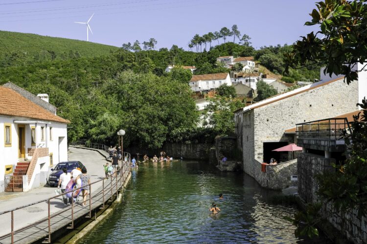 Grupo de amigos limpa rio Lis nas Fontes