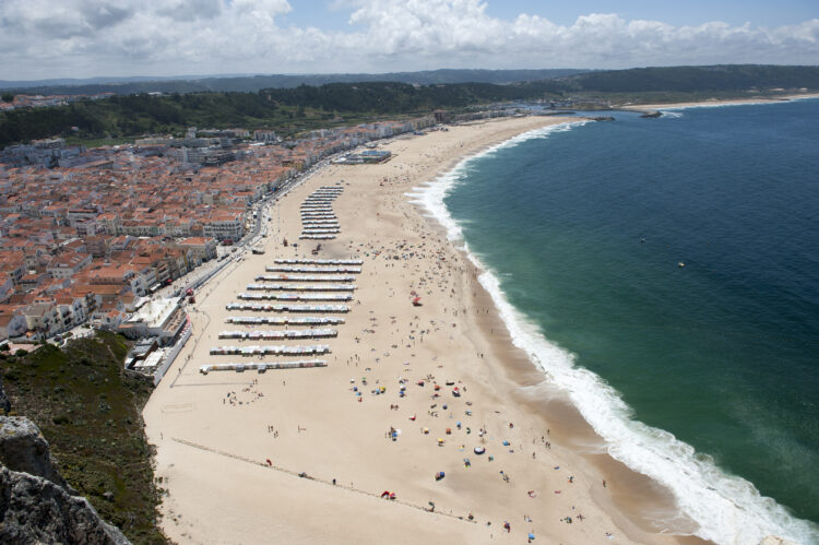 Banhos na praia da Nazaré interditos até sexta-feira