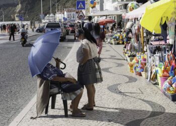 Metade do negócio na praia foi por água abaixo. Metade ou mais.
