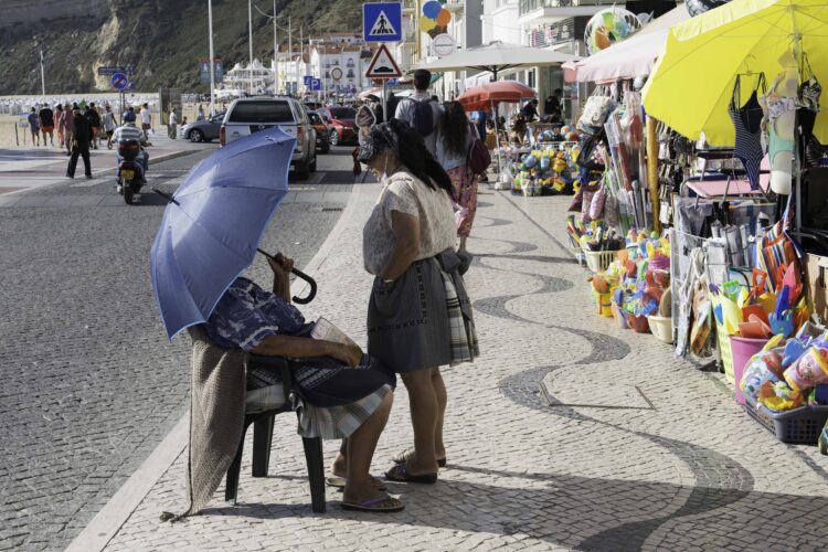 Metade do negócio na praia foi por água abaixo. Metade ou mais.