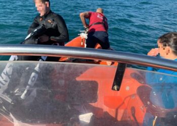 Praticantes de kitesurf resgatados na Nazaré