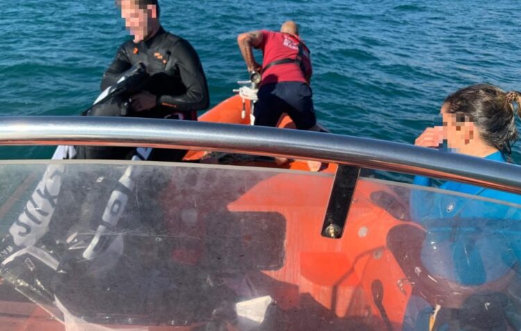 Praticantes de kitesurf resgatados na Nazaré