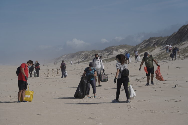 Voluntários recolheram lixo na Praia do Samouco, na Marinha Grande
