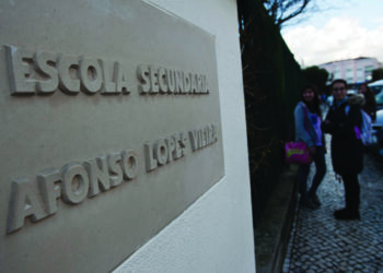 ESALV denuncia pais à PSP que levaram filho com suspeita de Covid para a escola