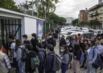 Alunos Covid-19 desafiam escolas no arranque das aulas