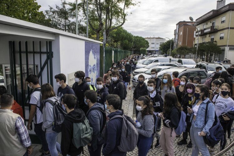 Alunos Covid-19 desafiam escolas no arranque das aulas