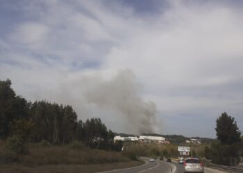 170 bombeiros e três meios aéreos combatem fogo nas Colmeias