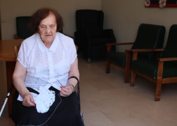 D. Tininha cegou há 14 anos, mas aos 90 continua mestre na arte do croché