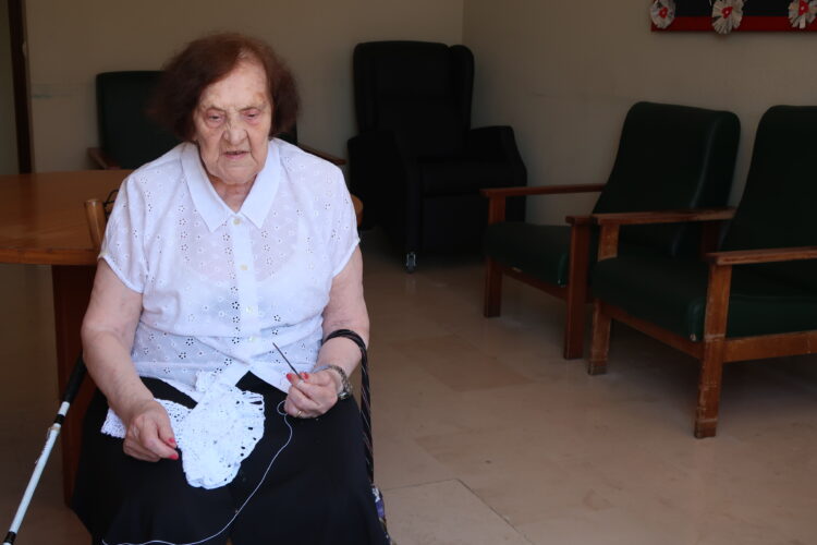 D. Tininha cegou há 14 anos, mas aos 90 continua mestre na arte do croché
