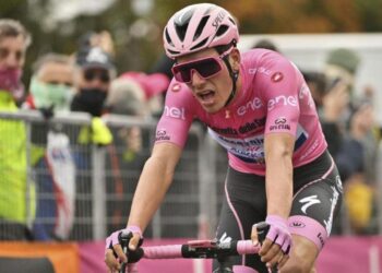Giro: João Almeida perde a rosa e cai para quinto