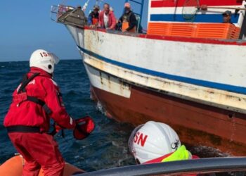 Pescador ferido ao largo da Nazaré
