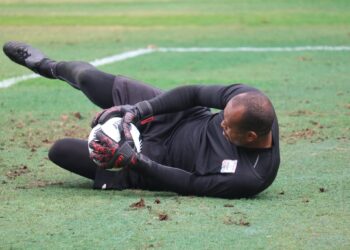 Helton regressa ao activo e logo a titular da União de Leiria