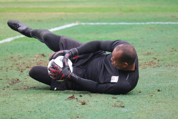 Helton regressa ao activo e logo a titular da União de Leiria