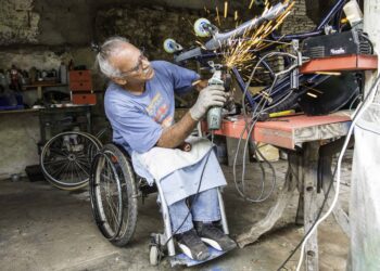 Paraplégico há 47 anos, Manuel Sousa repara e adapta cadeira de rodas