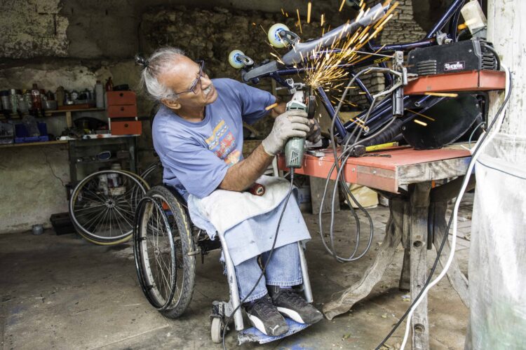Paraplégico há 47 anos, Manuel Sousa repara e adapta cadeira de rodas