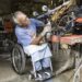 Paraplégico há 47 anos, Manuel Sousa repara e adapta cadeira de rodas