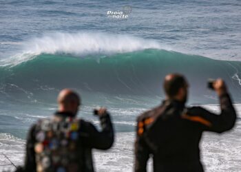 Nazaré proíbe acesso ao farol para evitar excessiva concentração de adeptos de surf nas arribas