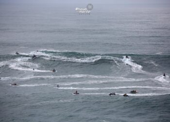 Período de espera da prova mundial de ondas gigantes na Nazaré começa na segunda-feira