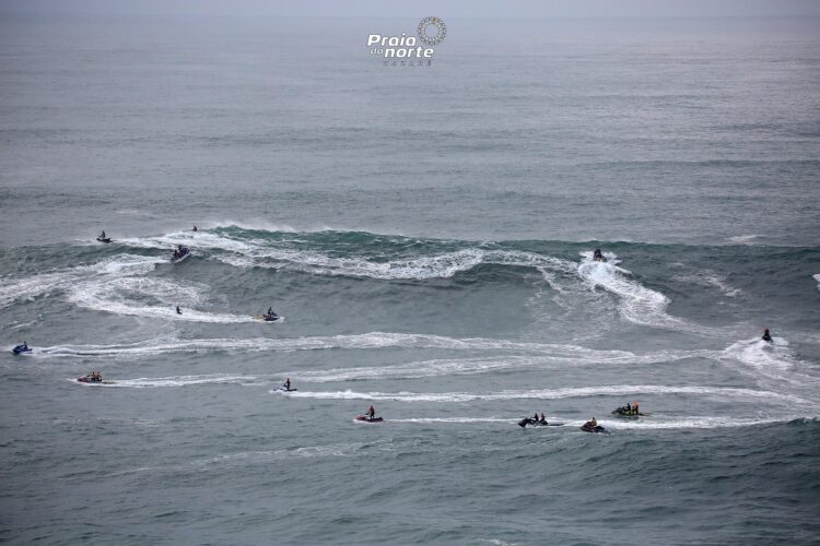 Período de espera da prova mundial de ondas gigantes na Nazaré começa na segunda-feira