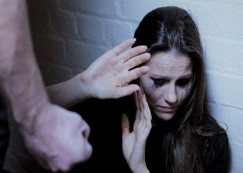 Vais assim vestida? Precisas de dinheiro para quê? A AI alerta para o domínio e manipulação