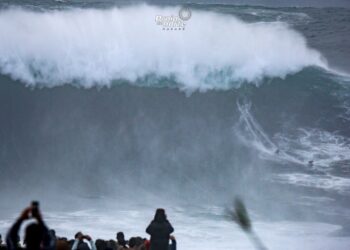 Multidão mais dispersa na Nazaré após corte de estrada e reforço de meios