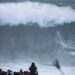 Multidão mais dispersa na Nazaré após corte de estrada e reforço de meios