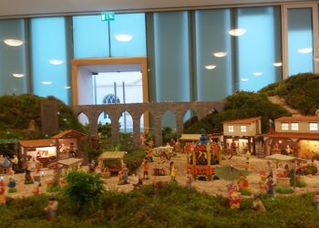Mil de figuras de barro animadas em presépio na Marinha Grande