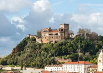 Castelo de Leiria vai estar iluminado de roxo na terça-feira. Sabe porquê?