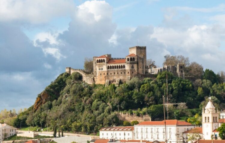 Castelo de Leiria vai estar iluminado de roxo na terça-feira. Sabe porquê?
