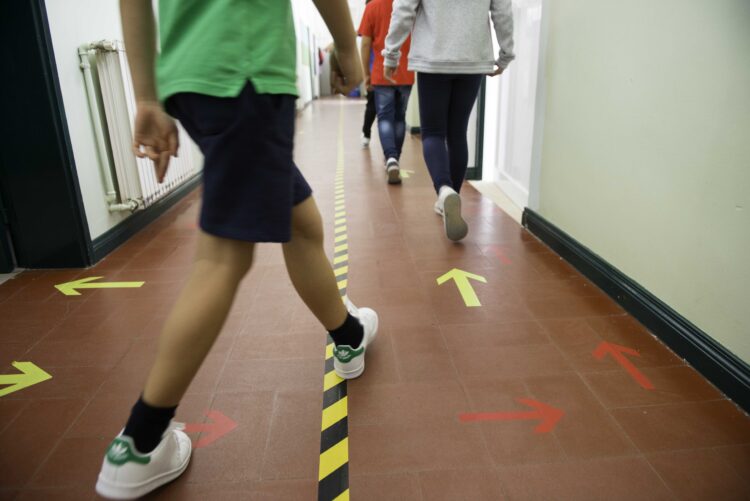 Pais ansiosos com casos Covid-19 nas escolas desconhecem trabalho de CSI