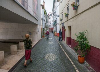 Lojistas e moradores do centro histórico de Leiria querem fecho definitivo da rua Direita ao trânsito