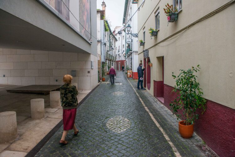Lojistas e moradores do centro histórico de Leiria querem fecho definitivo da rua Direita ao trânsito
