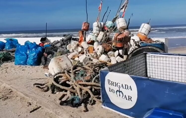 Duas toneladas de lixo retiradas do areal