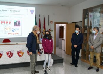 O sonho de ser jogador existe, mas a escola nunca é deixada para trás