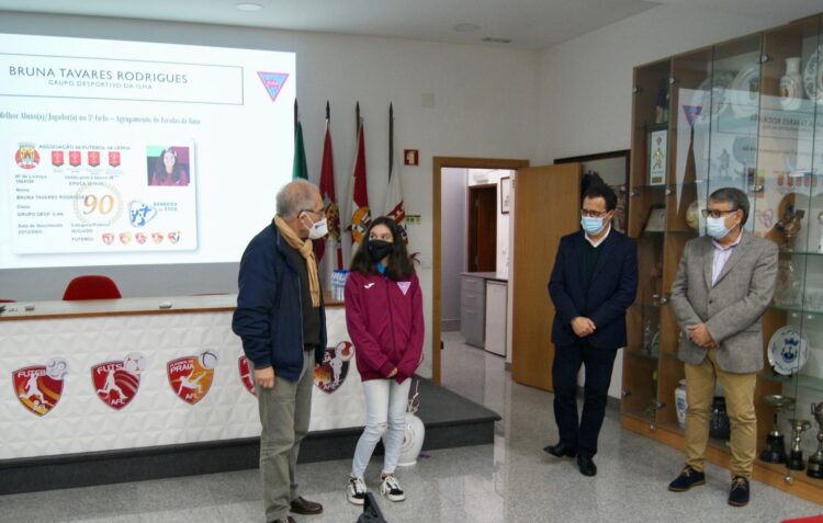 O sonho de ser jogador existe, mas a escola nunca é deixada para trás