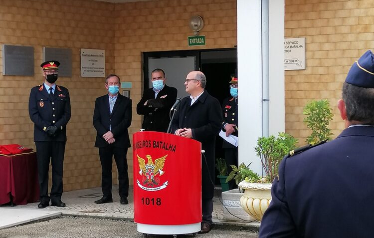 Batalha retira amianto da cobertura do Quartel dos Bombeiros