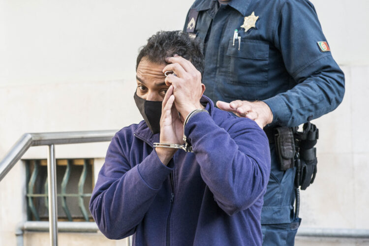 Homem que degolou namorada condenado a 20 anos de prisão