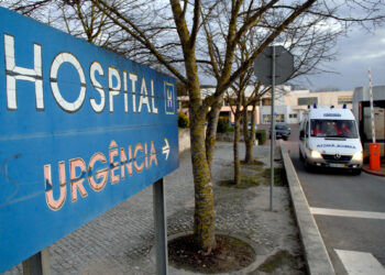 Covid-19: vacinação dos profissionais de saúde do Centro Hospitalar do Oeste tem início esta semana
