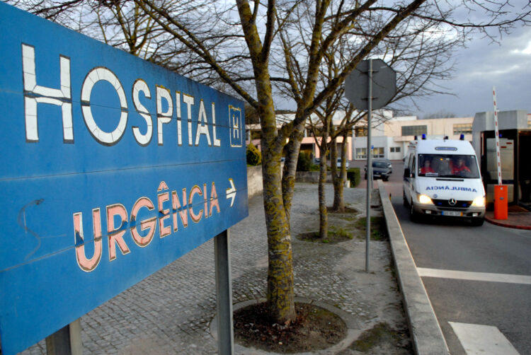 Covid-19: vacinação dos profissionais de saúde do Centro Hospitalar do Oeste tem início esta semana