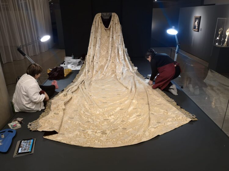 Museu de Fátima trabalhou oito meses no restauro do Manto da Rainha D. Amélia