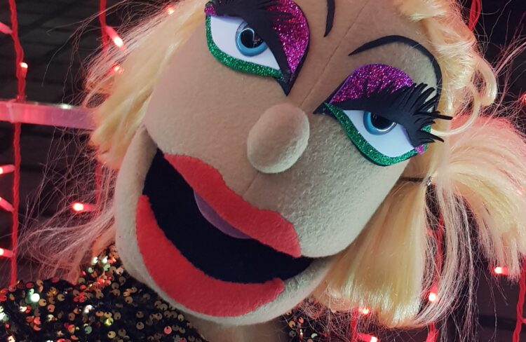 S.A. Marionetas: um ano difícil e uma nova personagem, a drag influencer