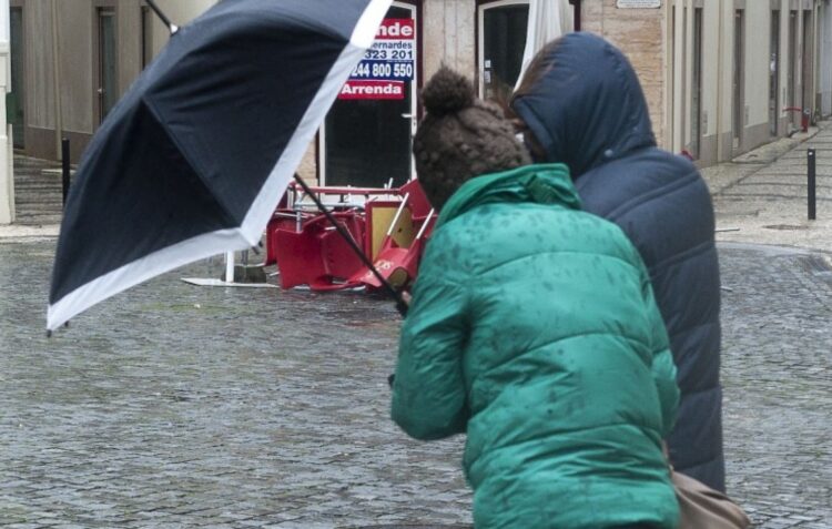 Leiria sob aviso vermelho para agitação marítima