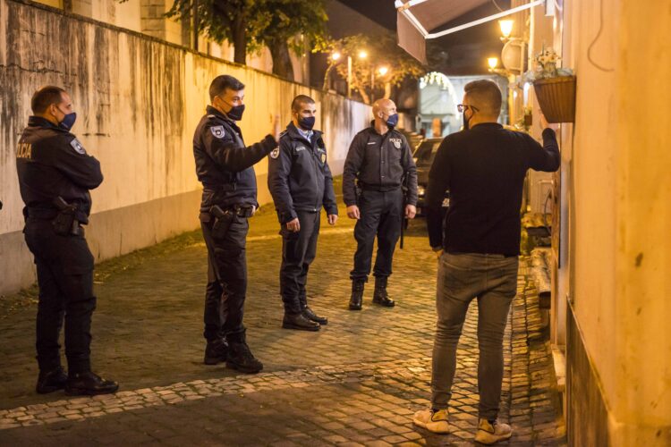 Um cartão amarelo, uma multa e muitas dúvidas na fiscalização da PSP de Leiria