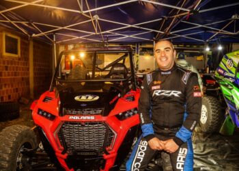 Troca o volante pelas ferramentas para salvar enguiçados no Dakar