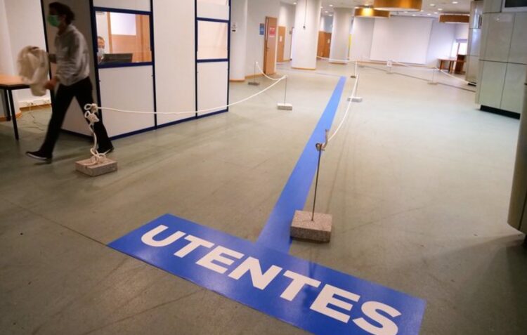 Área dedicada a doentes respiratórios está provisoriamente no pavilhão dos Pousos