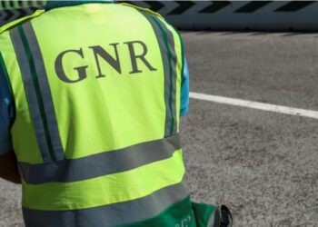 GNR de Leiria deteve homem que maltratava o pai e o forçava a entregar dinheiro para álcool e drogas