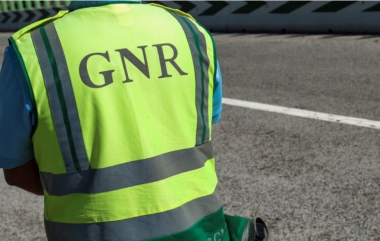 GNR de Leiria deteve homem que maltratava o pai e o forçava a entregar dinheiro para álcool e drogas