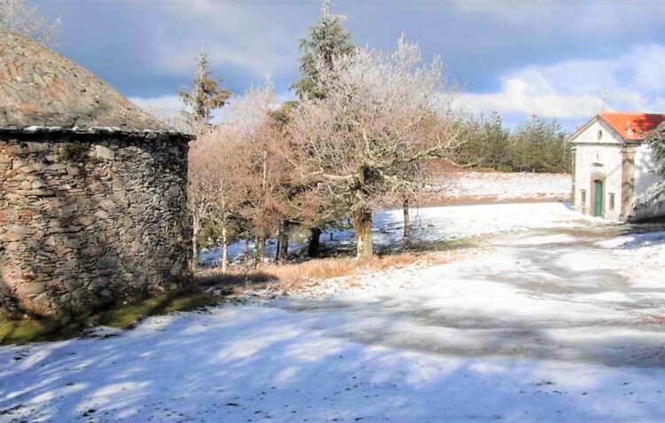 Neve encerra estradas em Castanheira de Pera
