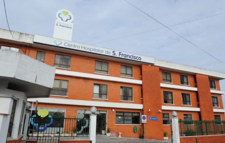 Três médicos do Centro Hospitalar de São Francisco acusados de homicídio por negligência