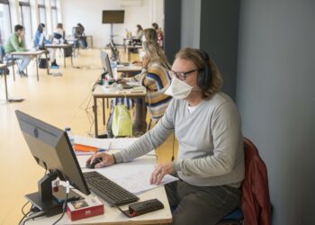 Ao telefone, a tentar conter o tsunami de novos casos
